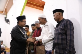 Awali Safari Ramadhan di Masjid Nurul Huda Ulu Ere, Pj Bupati Bantaeng Serahkan Bantuan Dana Hibah