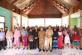 Bupati Bantaeng Ilham Azikin Salurkan Ratusan Bantuan PKH-BPNT di Pa'jukukang dan Gantarangkeke