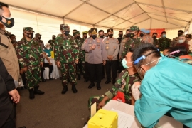 Panglima TNI dan Kapolri Tinjau Lansung Pelaksanaan Vaksinasi Prajurit TNI-Polri di Polda Kepri