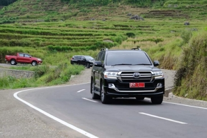 Gubernur Kembali Tuntaskan Akses Jalan Beraspal di Daerah Terisolir Sinjai Barat
